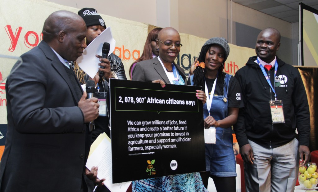 Nachilala Nkombo joined by Do Agric ambassadors and young farmers present the petition to South Africa’s Minister of Agriculture- Senzeni Zokwana. 
