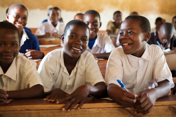 Eva, à droite de la photo, à l’école primaire Malinzanga, avec Ziada (à gauche) et Jane (au centre). Photo : Daniel Hayduk/ONE