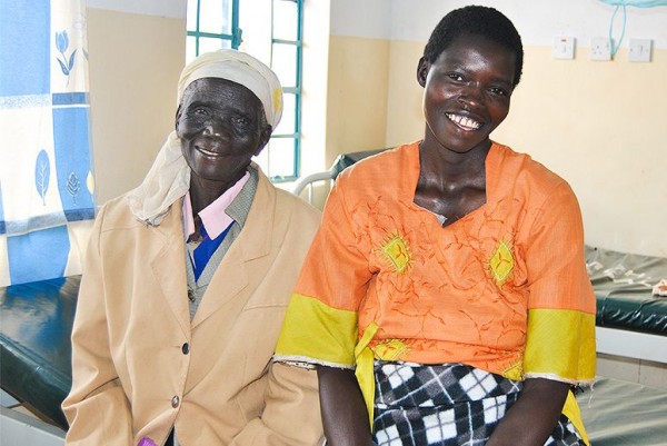 Judith Chebet, à droite, à la maternité du centre de santé de Kopsiro après avoir donné naissance. Elle est assise près de son accompagnatrice qui l’a amenée au centre de santé. (Crédit photo : Anthony Langat)