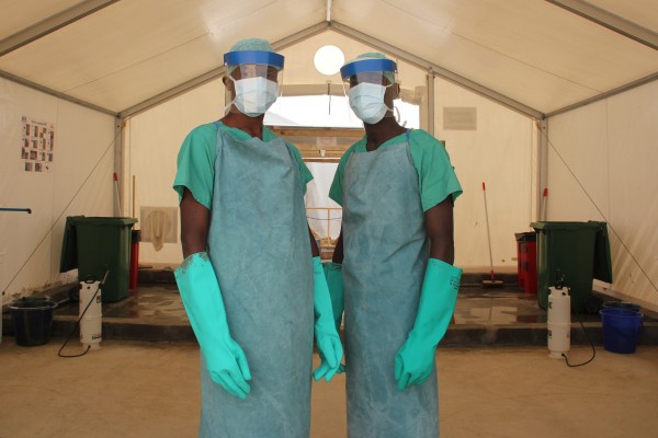  Des étudiants chargés des pulvérisations assurent la sécurité des infirmiers à Makeni en Sierra Leone: Lamin Koroma et Suley Kamara étudiaient tous les deux à l’université avant de rejoindre l’équipe du centre de traitement d’Ebola de Makeni construit par le Royaume-Uni. Ce duo joue un rôle crucial dans la protection des infirmiers quand ils quittent les salles – en les pulvérisant entièrement avec du chlore pour tuer le virus et en les guidant afin d’assurer le retrait minutieux de leurs combinaisons de sécurité.