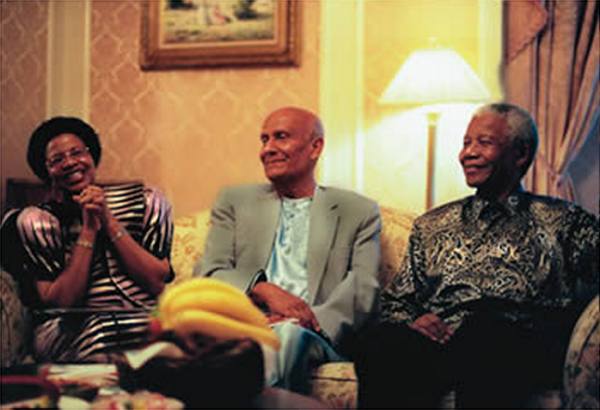 Nelson Mandela and Graca Machel with Sri Chinmoy. Photo Credit: Wikimedia