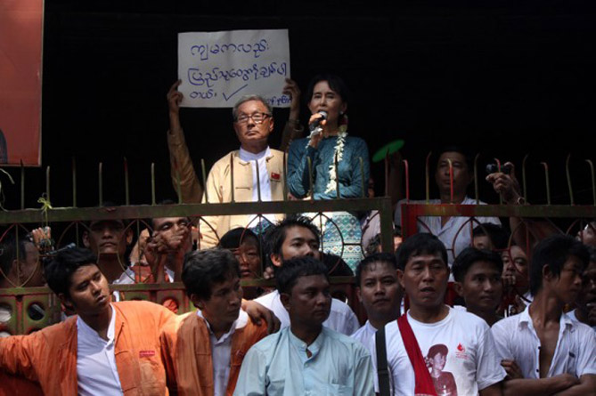 Aung_San_Suu_Kyi_speaking_to_supporters_at_National_League_for_Democracy_NLD_headquarter-1-600x399
