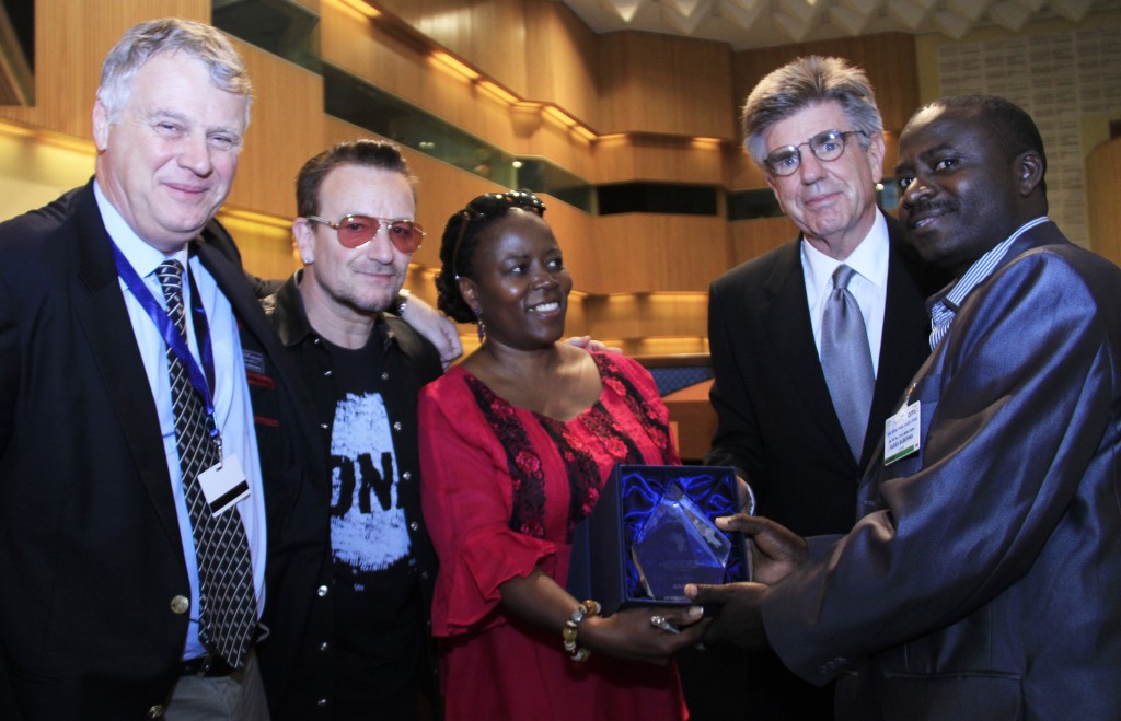 (L-R) ONE CEO Michael Elliott, Africa Director Dr. Sipho Moyo and Board Chairman Tom Freston present Executive Secretary of ANSAF Audax Rukonge with the 2013 ONE Africa Award. Photo: ONE