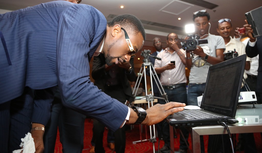 D'banj signs the DO AGRIC petition. Photo: ONE