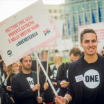 ONE Jugendbotschafter auf dem Weg ins EU-Parlament, um die Abgeordneten von dem ONE VOTE Versprechen zu überzeugen. Foto: ONE 