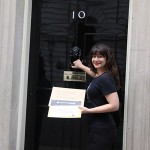 Saira aus dem Londoner Büro übergibt, kurz bevor Premierminister David Cameron zum G20-Gipfel fliegt, unsere Petition mit tausenden Unterschriften an seinem Haus ab. Foto: ONE