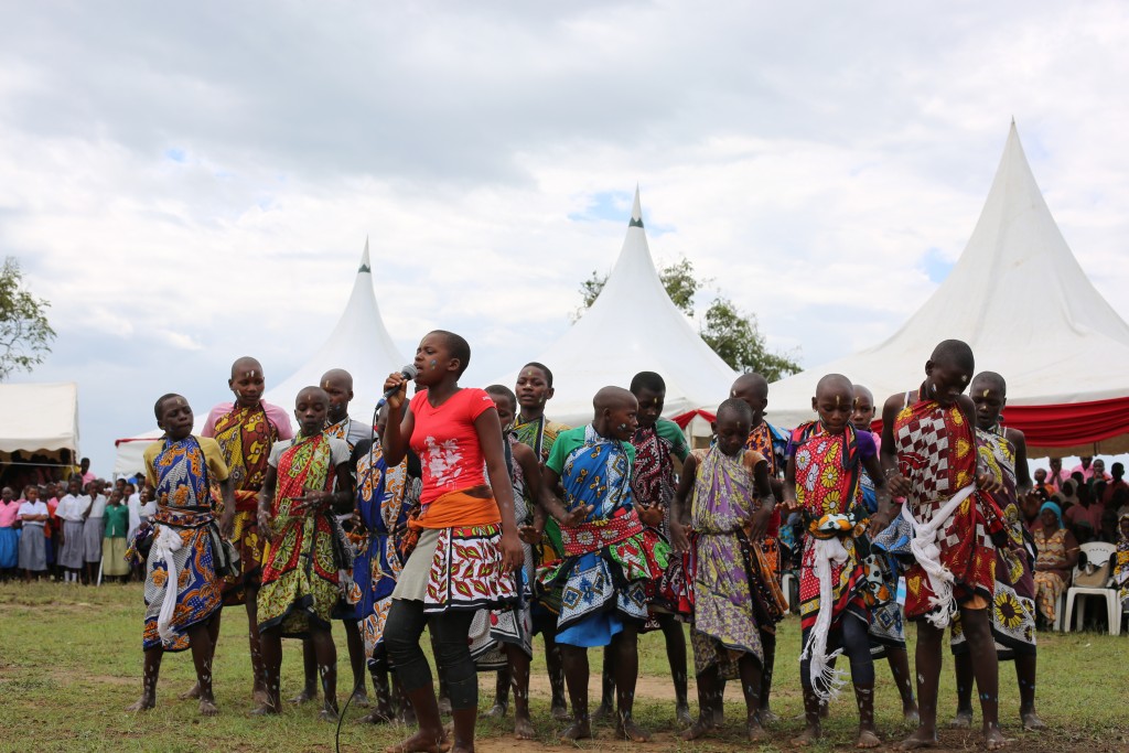 Eine Gruppe kenianischer Mädchen tanzt am Menstruation Day. ©WASH United