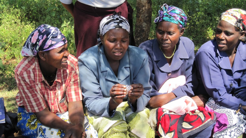 Frauen in Meru, Kenia, lernen den Umgang mit Menstruationstassen. ©SuSanA