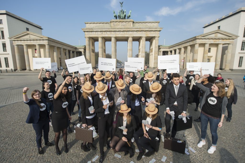 60 ONE-Jugendbotschafter fordern "Bedingungslose Transparenz“ für Register über wirtschaftlich Berechtigte, vor dem Brandenburger Tor 