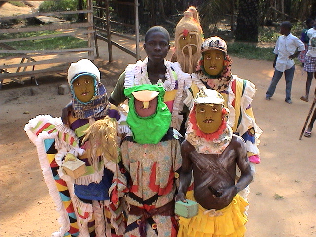 Kinder in Ghana haben sich für ein Krippenspiel verkleidet