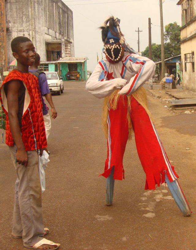 Vorsicht! In Liberia kommt der "Teufel" in die Stadt. Foto: TLC Africa.