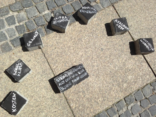 Mitten in München: Stolpersteine für Mädchen auf dem Weg zur Bildung
