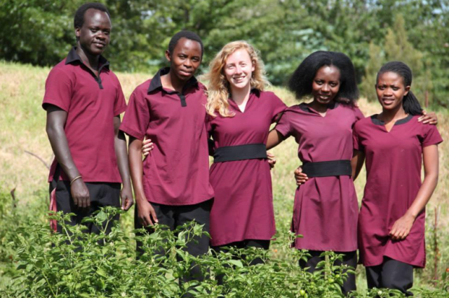 5 junge Unternehmer*innen auf einem Feld, die einen Bio-Garten anlegen