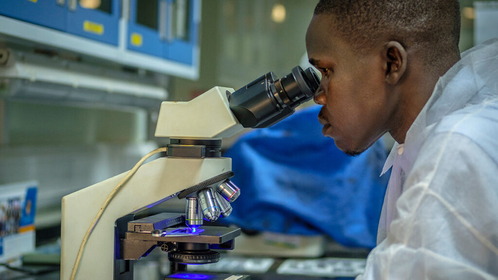 Wissenschaftler Ocung Guido untersucht Proben im Nationalen Referenzlabor für Tuberkulose in Kampala, Uganda. - © The Global Fund / Jiro Ose