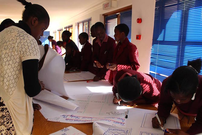Comment un groupe de filles de 14 ans est en train de faire bouger l’industrie scientifique au Zimbabwe
