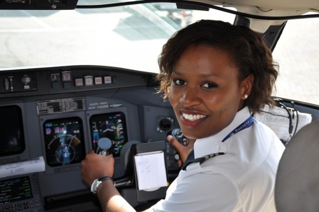 Découvrez l’histoire d’Esther, la première femme pilote au Rwanda
