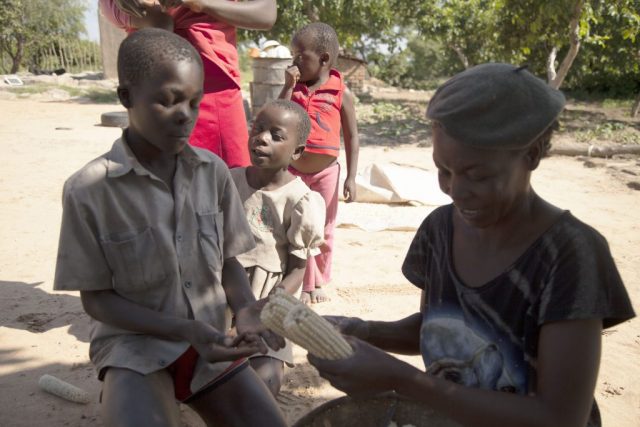 Cette femme de 76 ans se bat contre la famine au Zimbabwe