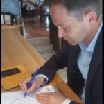 Le député LC Pierre-Yves Bournazel signant notre pétition Cap ou pas Cap
