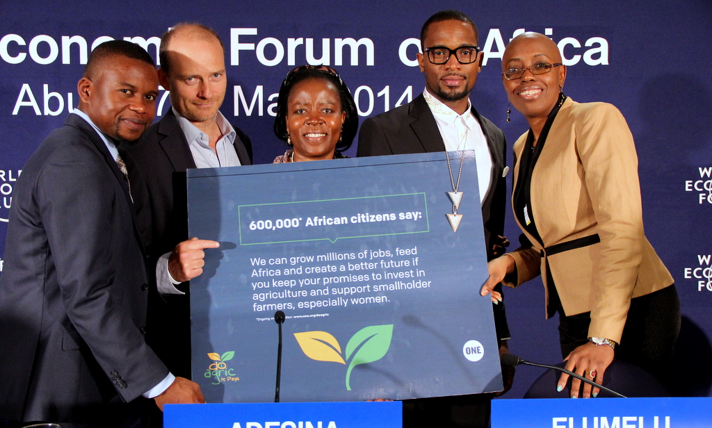 ONE's Nde Ndifonka, Jammie Drummond, Dr Sipho Moyo & Nachilala Nkombo with ONE Ambassador and musician D'Banj (second right) as they present 600,00 African ONE member signatures to leaders at the World Economic Forum in Nigeria. Photo: ONE