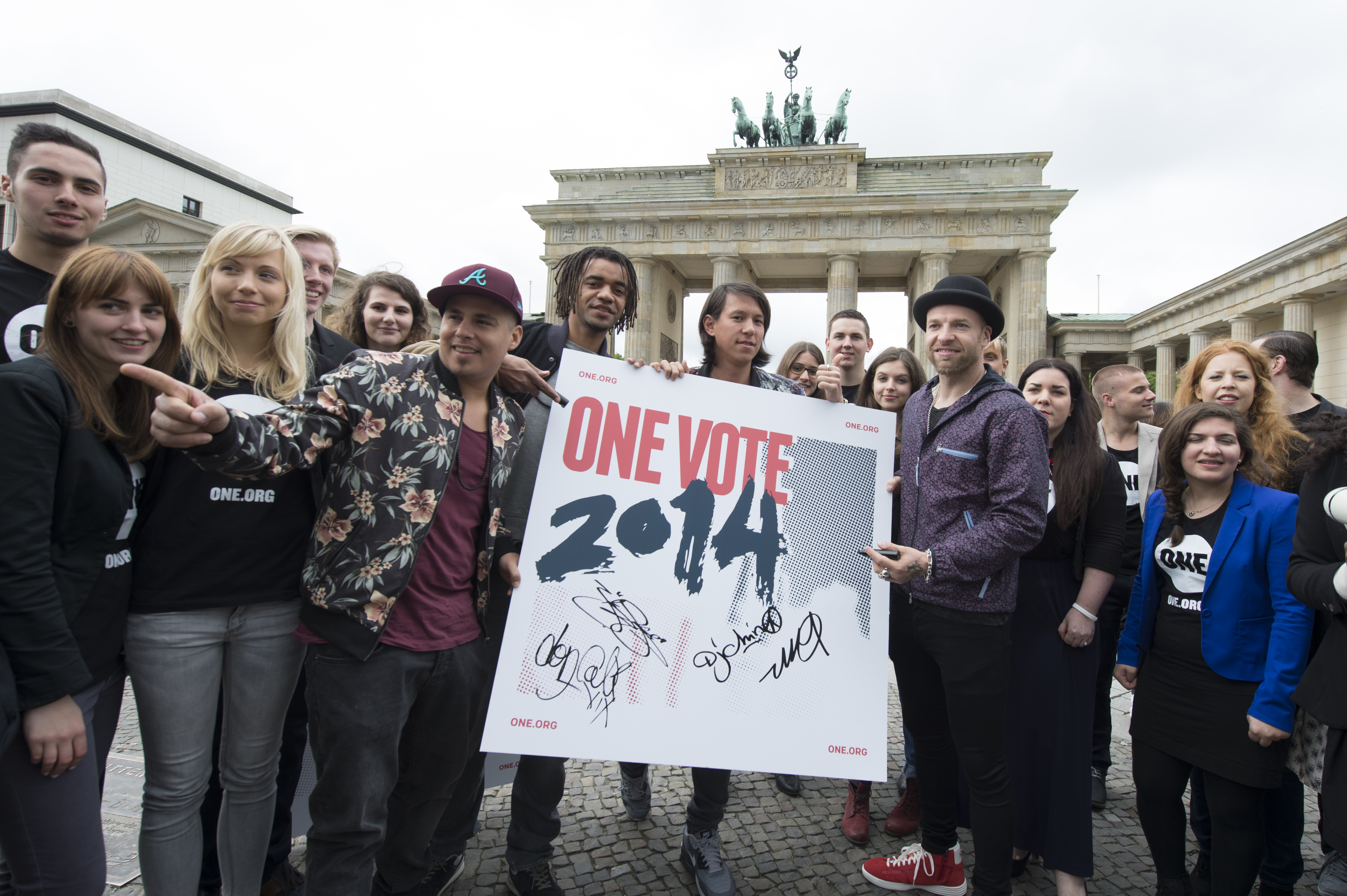 ONE VOTE 2014 launches in Germany with a morning TV appearance, hip-hop artists and the Brandenburg Gate