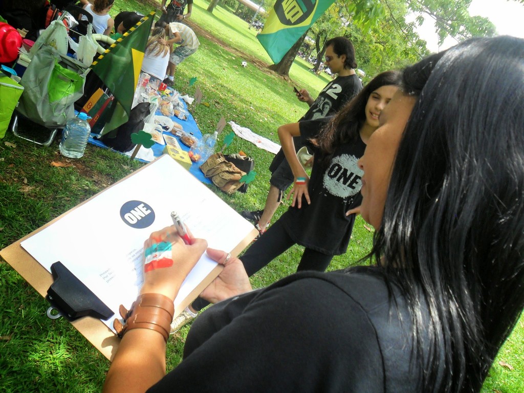 Campaigning to crack down on phantom firms in a local park. Photo: Deise Oliveira