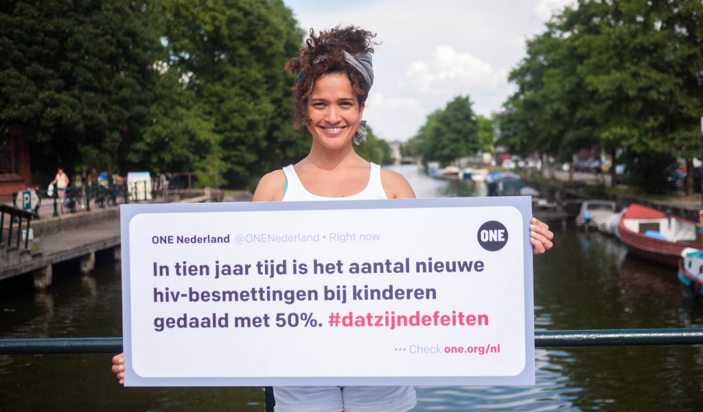 Dutch signer Kris Berry supporting the #datzijndefeiten campaign. Photo: ONE