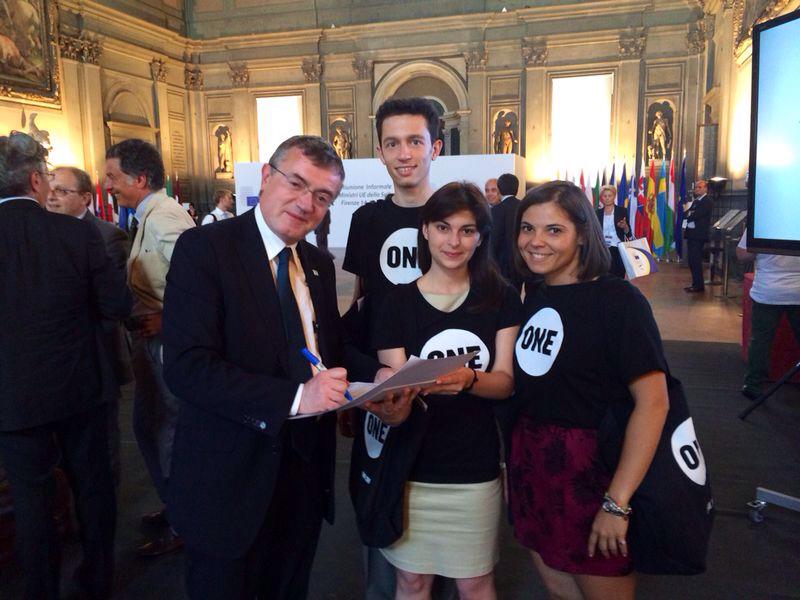 Italian YAs in action. Greek Deputy Foreign Minister signing the ONE VOTE 2014 pledge
