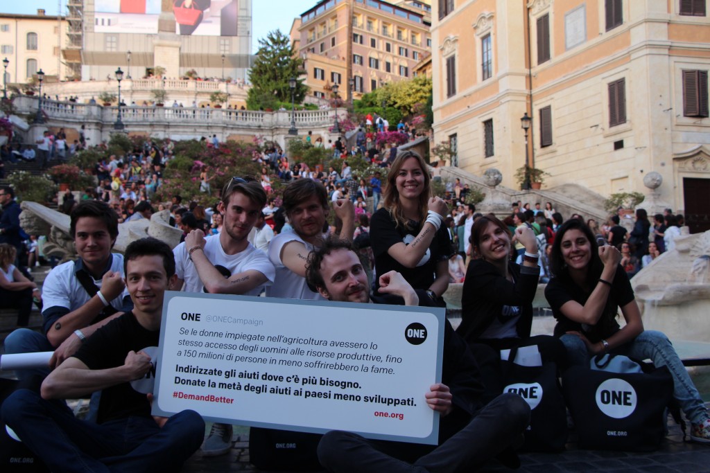 Youth Ambassadors and friends show us their #strengthies at the Piazza di Spagna! 