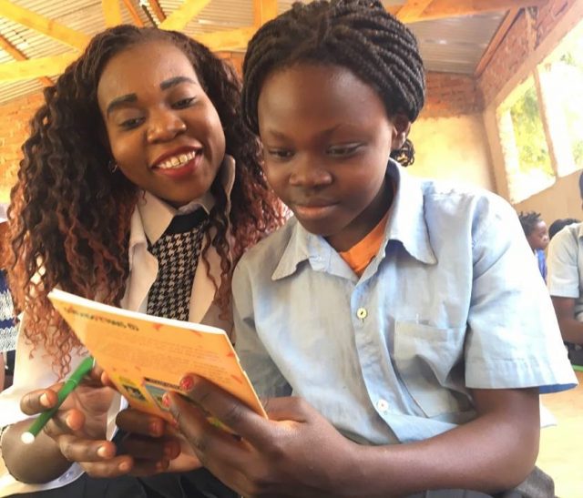 Au Mozambique, courts métrages par cellulaires aident les enseignants à agir