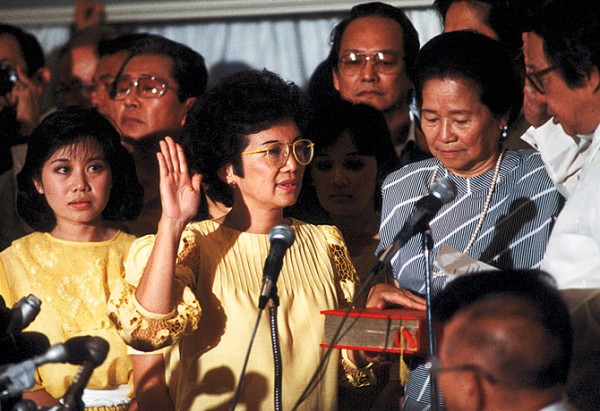 Corazon Aquino wordt ingezworen als president van de Filipijnen, februari 25, 1986. Foto: Wikimedia commons