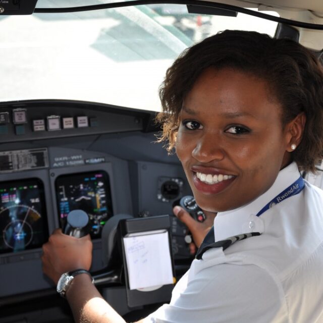 Découvrez l’histoire d’Esther, la première femme pilote au Rwanda