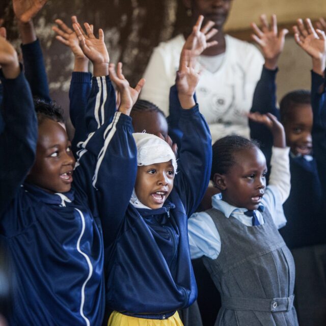 Une génération sacrifiée : l’impact des fermetures d’écoles sur l’éducation des filles en Afrique