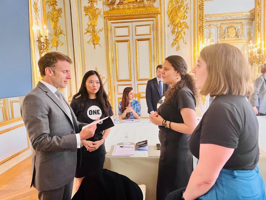 Trois jeunes Ambassadrices de ONE rencontrent le Président Emmanuel Macron.