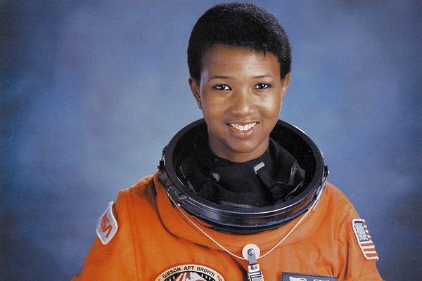 rsz_1641px-dr_mae_c_jemison_first_african-american_woman_in_space_-_gpn-2004-00020-2